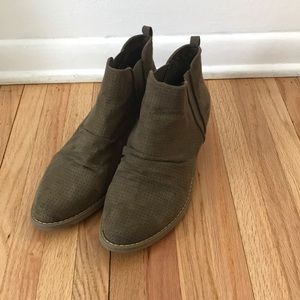 Report booties